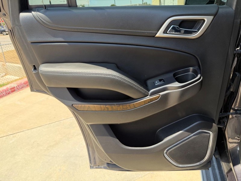 GMC Yukon Vehicle Full-screen Gallery Image 32