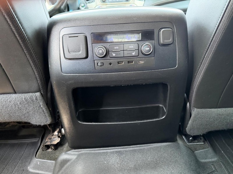 GMC Yukon Vehicle Full-screen Gallery Image 35