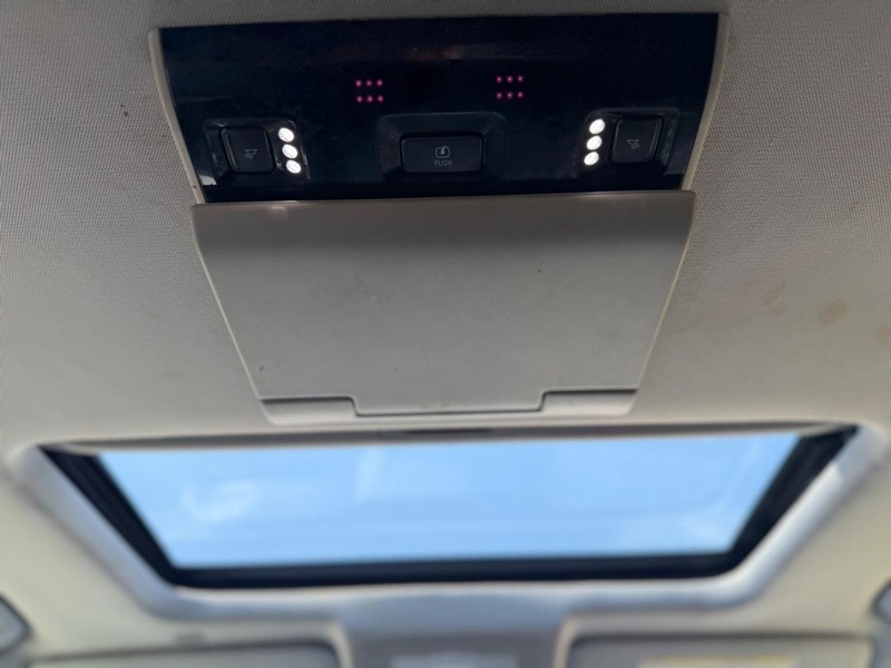 GMC Yukon Vehicle Full-screen Gallery Image 38