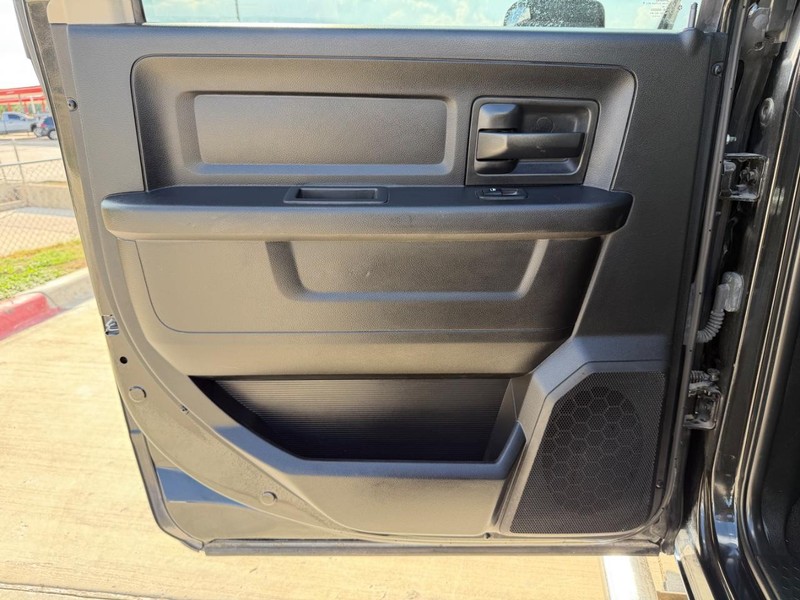 Ram 2500 Vehicle Full-screen Gallery Image 17