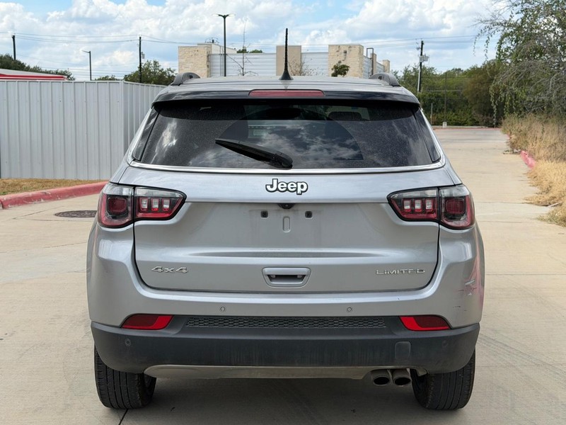 Jeep Compass Vehicle Full-screen Gallery Image 05