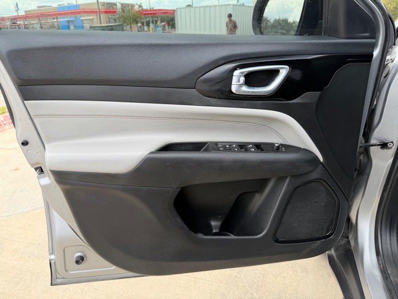 Jeep Compass Vehicle Full-screen Gallery Image 10