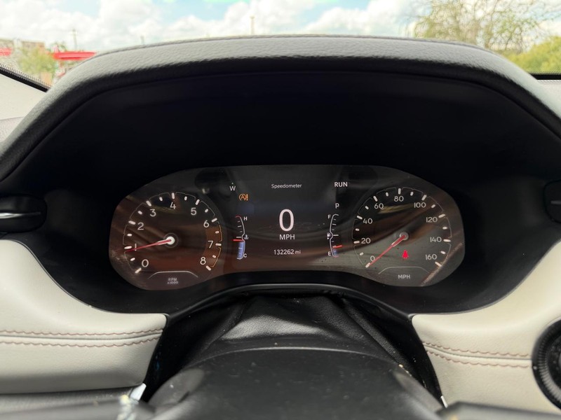 Jeep Compass Vehicle Full-screen Gallery Image 13