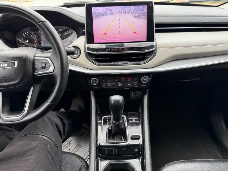 Jeep Compass Vehicle Full-screen Gallery Image 15