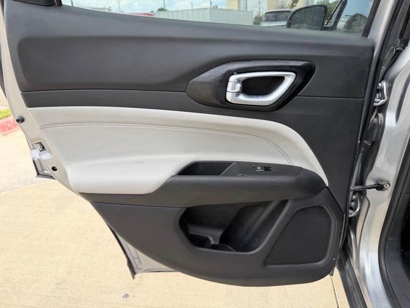 Jeep Compass Vehicle Full-screen Gallery Image 16