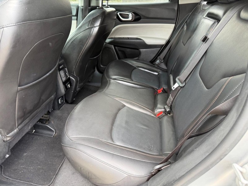 Jeep Compass Vehicle Full-screen Gallery Image 17