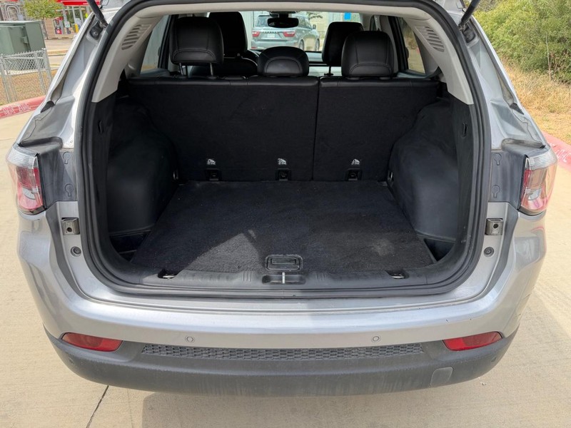 Jeep Compass Vehicle Full-screen Gallery Image 21