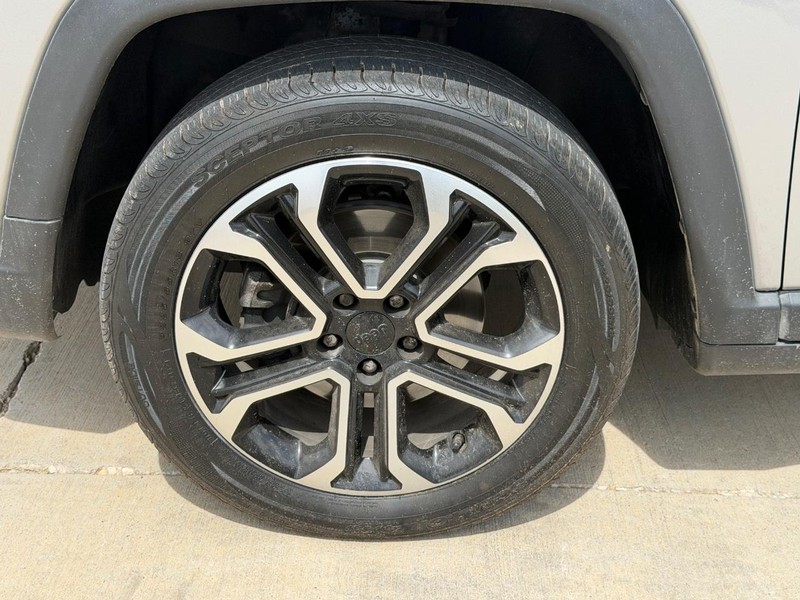 Jeep Compass Vehicle Full-screen Gallery Image 22