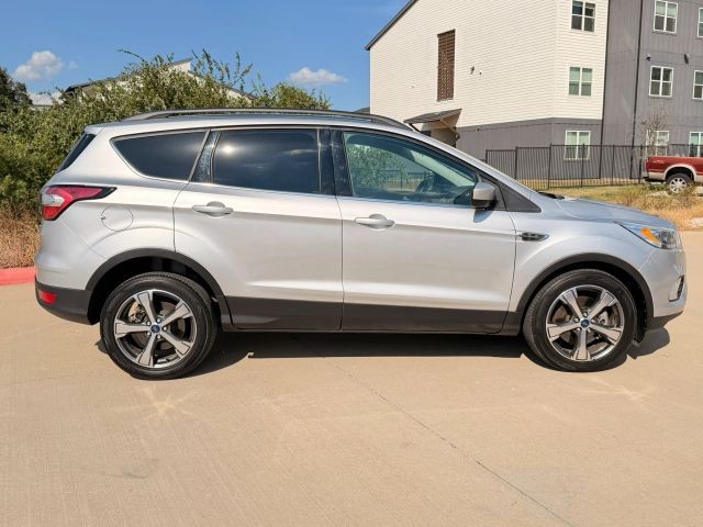 Ford Escape Vehicle Full-screen Gallery Image 07