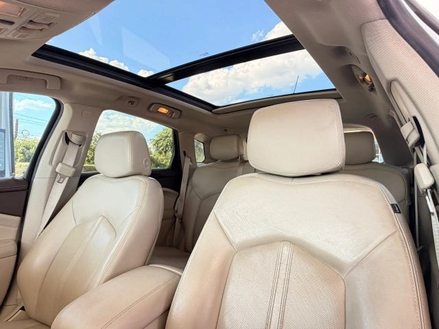 Cadillac SRX Vehicle Full-screen Gallery Image 17