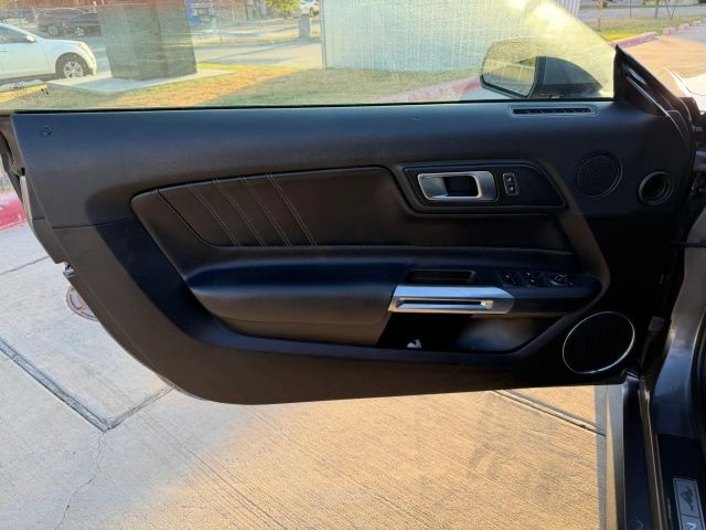 Ford Mustang Vehicle Full-screen Gallery Image 10