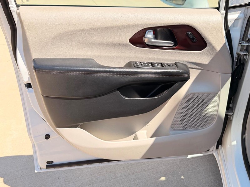 Chrysler Pacifica Vehicle Full-screen Gallery Image 09