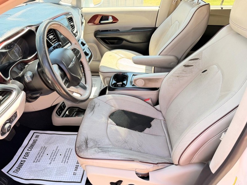 Chrysler Pacifica Vehicle Full-screen Gallery Image 11
