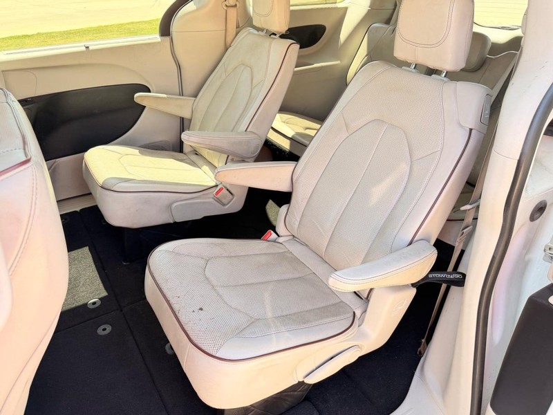 Chrysler Pacifica Vehicle Full-screen Gallery Image 12