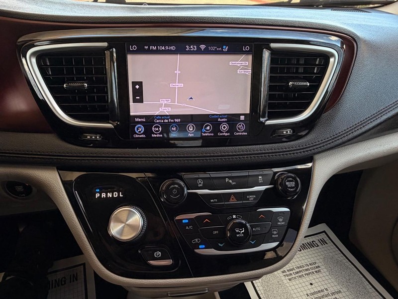 Chrysler Pacifica Vehicle Full-screen Gallery Image 16