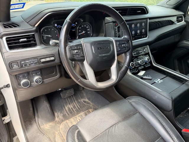 GMC Yukon XL Vehicle Full-screen Gallery Image 11