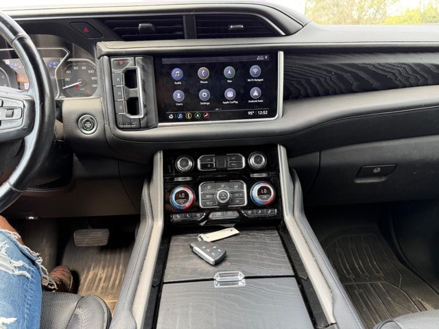 GMC Yukon XL Vehicle Full-screen Gallery Image 14