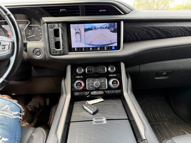 GMC Yukon XL Vehicle Full-screen Gallery Image 15
