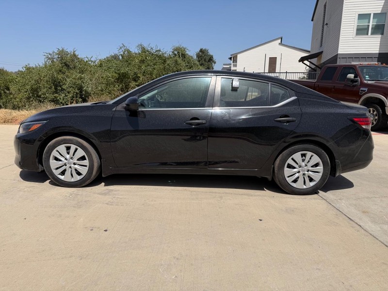 Nissan Sentra Vehicle Full-screen Gallery Image 03