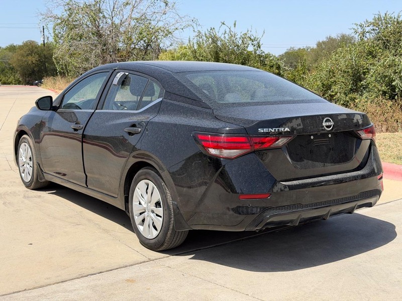Nissan Sentra Vehicle Full-screen Gallery Image 04