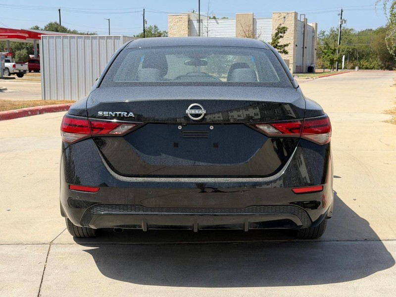 Nissan Sentra Vehicle Full-screen Gallery Image 05