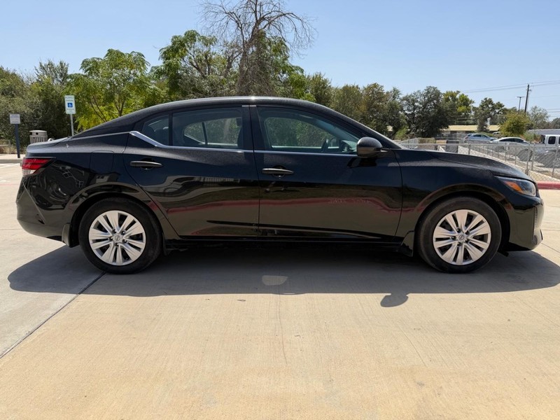 Nissan Sentra Vehicle Full-screen Gallery Image 07