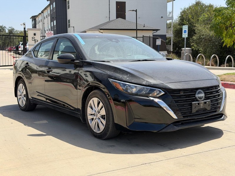 Nissan Sentra Vehicle Full-screen Gallery Image 08