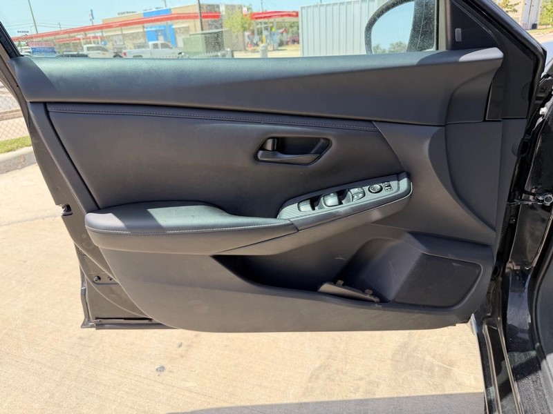 Nissan Sentra Vehicle Full-screen Gallery Image 10