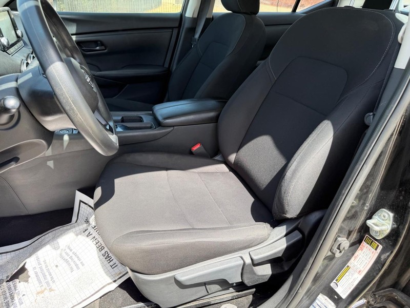 Nissan Sentra Vehicle Full-screen Gallery Image 12