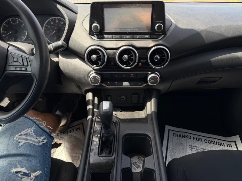 Nissan Sentra Vehicle Full-screen Gallery Image 15
