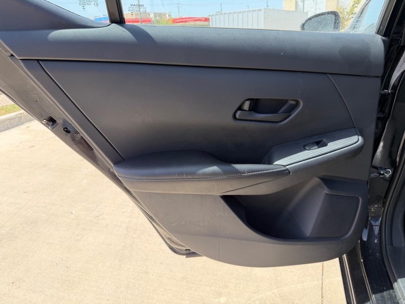 Nissan Sentra Vehicle Full-screen Gallery Image 16