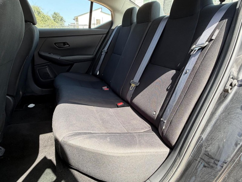 Nissan Sentra Vehicle Full-screen Gallery Image 18