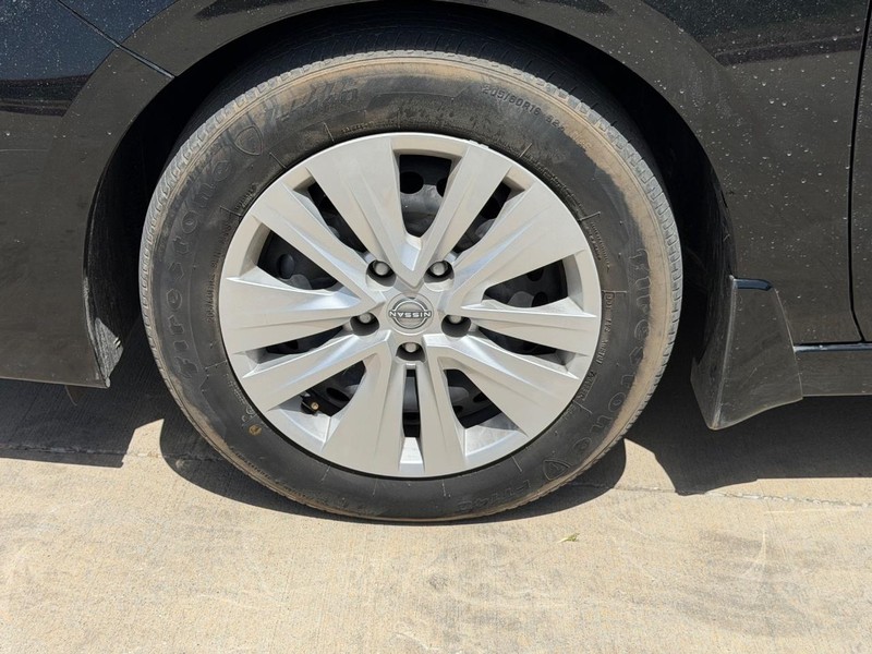 Nissan Sentra Vehicle Full-screen Gallery Image 20