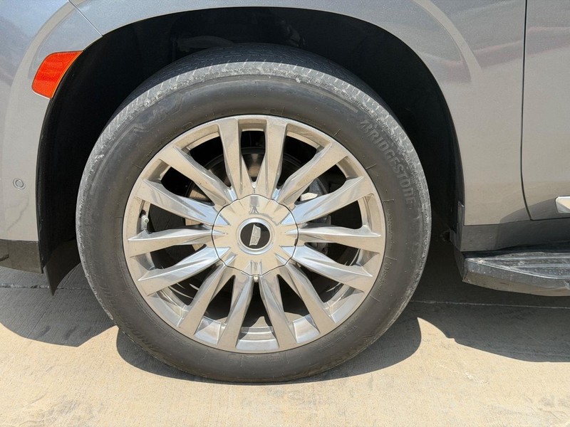 Cadillac Escalade Vehicle Full-screen Gallery Image 25
