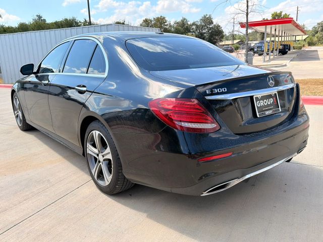 Mercedes-Benz E-Class Vehicle Full-screen Gallery Image 04