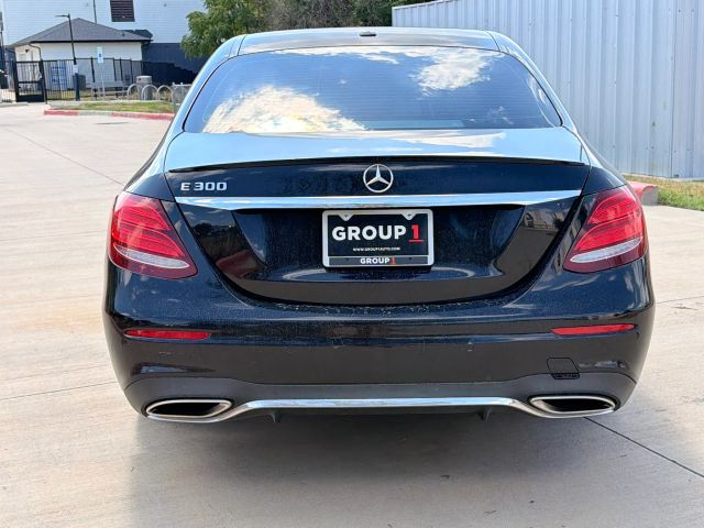 Mercedes-Benz E-Class Vehicle Full-screen Gallery Image 05