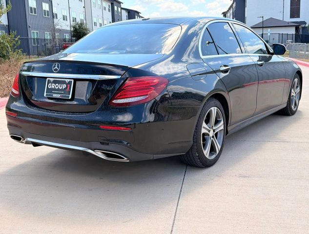 Mercedes-Benz E-Class Vehicle Full-screen Gallery Image 06