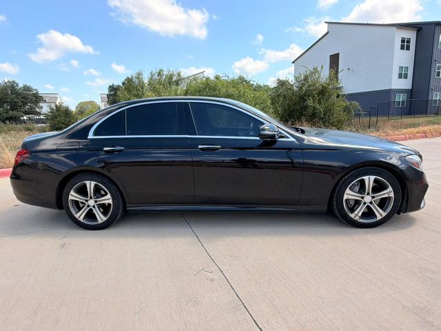 Mercedes-Benz E-Class Vehicle Full-screen Gallery Image 07
