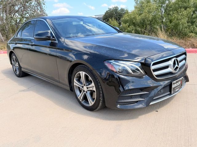 Mercedes-Benz E-Class Vehicle Full-screen Gallery Image 08