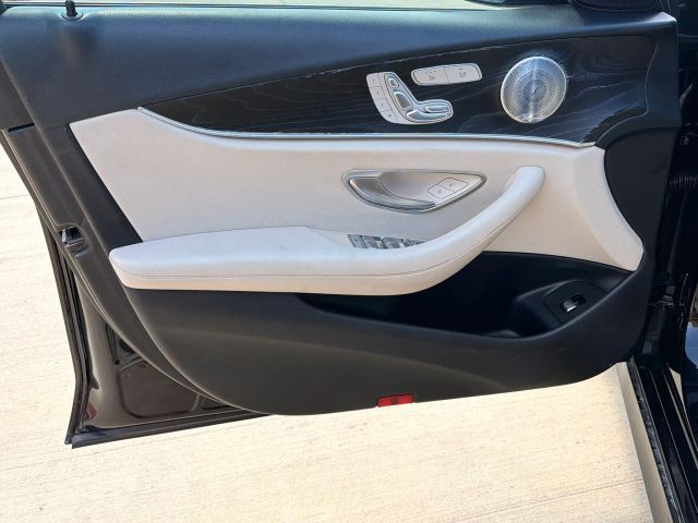 Mercedes-Benz E-Class Vehicle Full-screen Gallery Image 09
