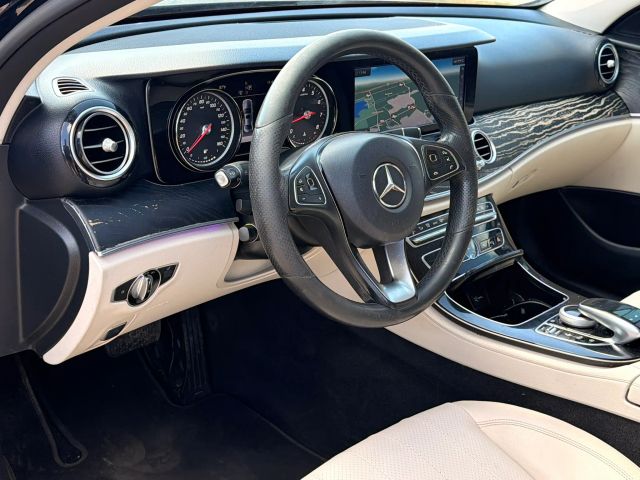 Mercedes-Benz E-Class Vehicle Full-screen Gallery Image 10