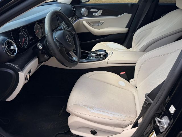 Mercedes-Benz E-Class Vehicle Full-screen Gallery Image 11