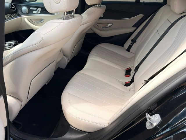 Mercedes-Benz E-Class Vehicle Full-screen Gallery Image 13