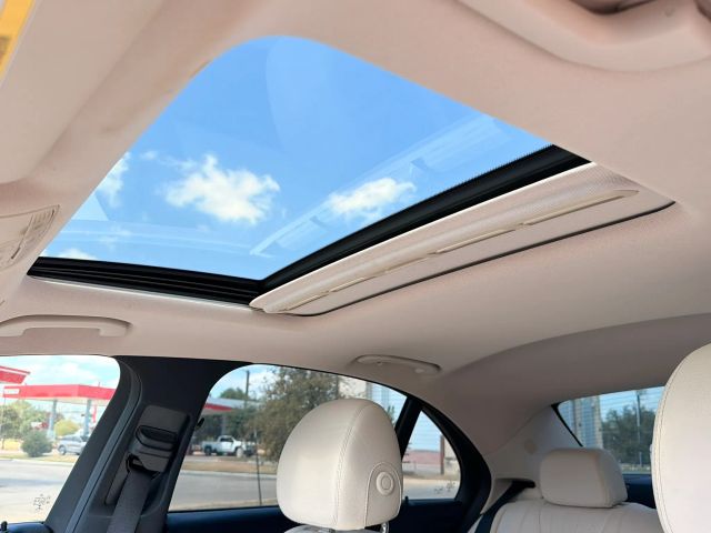 Mercedes-Benz E-Class Vehicle Full-screen Gallery Image 14
