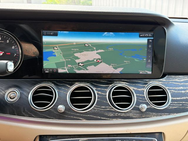 Mercedes-Benz E-Class Vehicle Full-screen Gallery Image 15