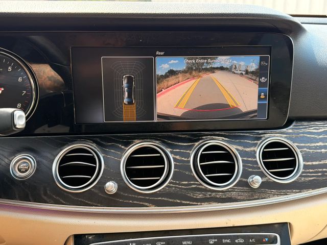 Mercedes-Benz E-Class Vehicle Full-screen Gallery Image 16
