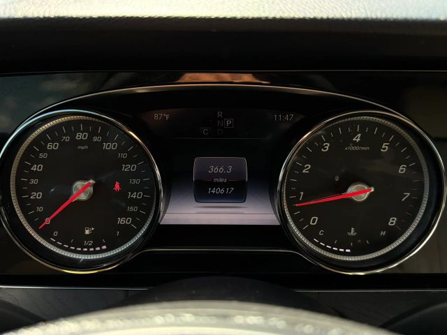 Mercedes-Benz E-Class Vehicle Full-screen Gallery Image 17