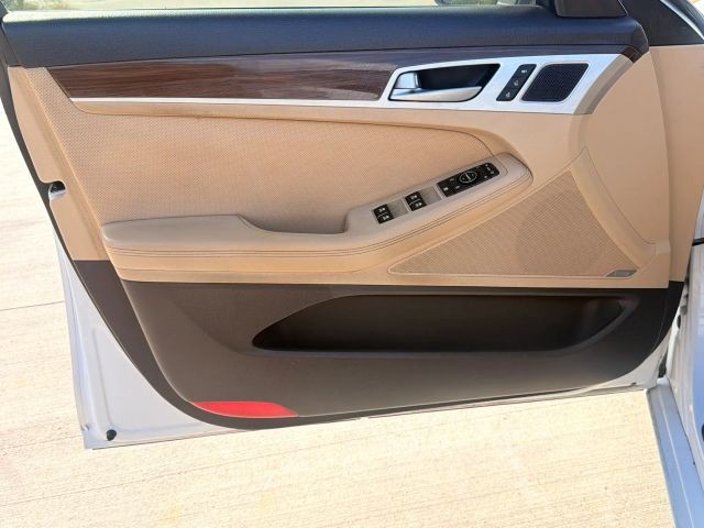 Hyundai Genesis Vehicle Full-screen Gallery Image 09