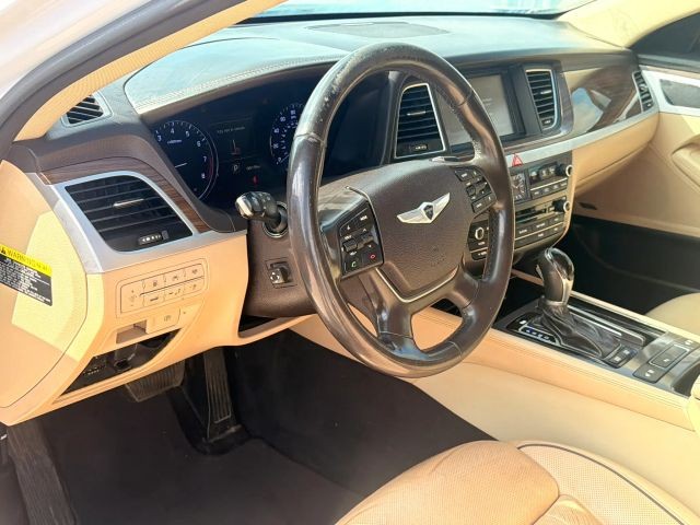 Hyundai Genesis Vehicle Full-screen Gallery Image 11