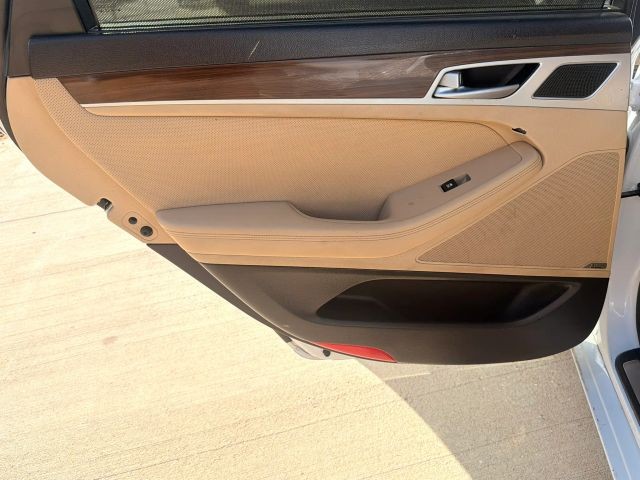 Hyundai Genesis Vehicle Full-screen Gallery Image 12